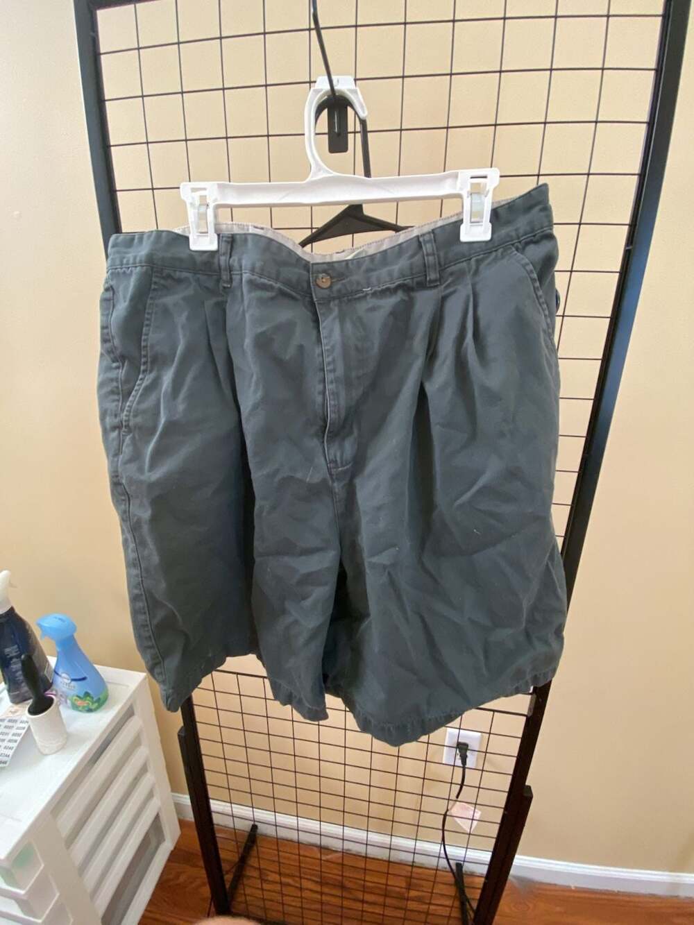 Farah Men's Olive Cotton Pleated Casual Shorts Size 40